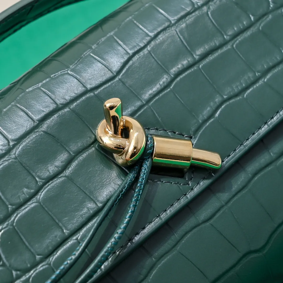 Batch 1420 Bottega Veneta Fall in love with Andiamo at first sight, new design, natural Nile rare leather crocodile pattern complex handbag, a model handbag for women, no need for color cover, no emotional camouflage, immersive depth and excitement, the classic element KNOT knot is inspired, modernist aesthetics and jewelry field craftsmanship reinterpret the knot element, bringing a clutch full of modern texture and elegant and quiet lady spirit. Style number: 1511 Size: 31*13*3cm